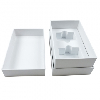 white lidded gift boxes