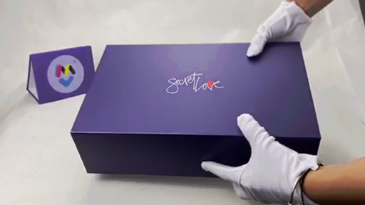 zakázková tištěná magnetická dárková krabička fialové barvy s  vysekaný  EPE pěna