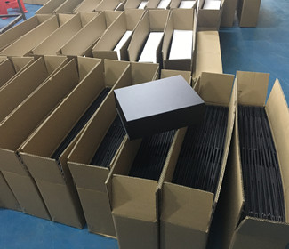 Skládací papírové krabice na 3 kontejnery dodávané z továrny MLP