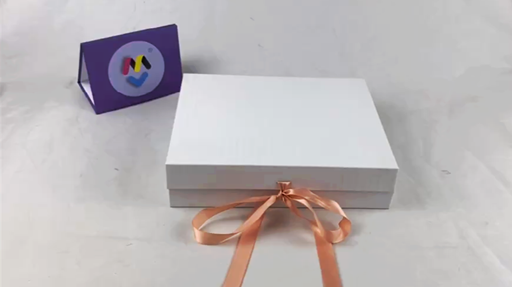 zakázková bílá dárková krabička s UV potahem a zapínáním na stužku